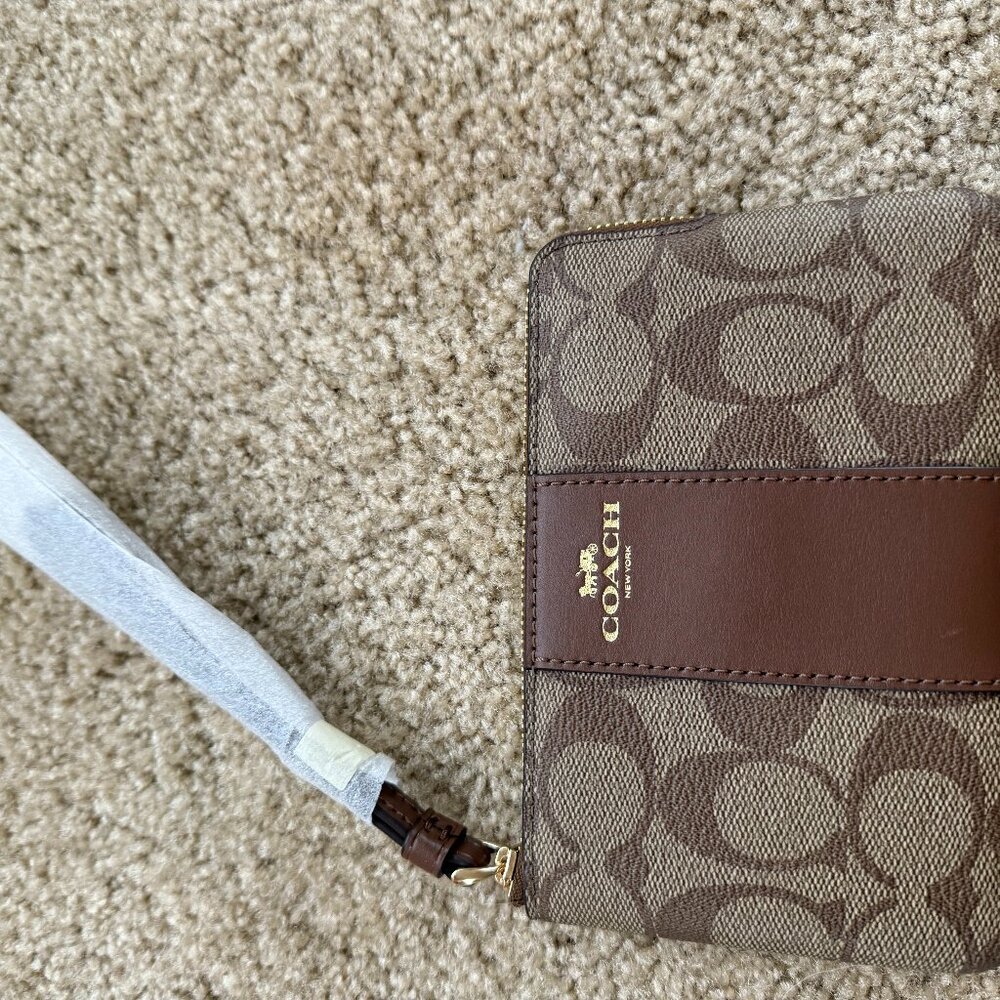 Coach Wristlet NEW Stylish